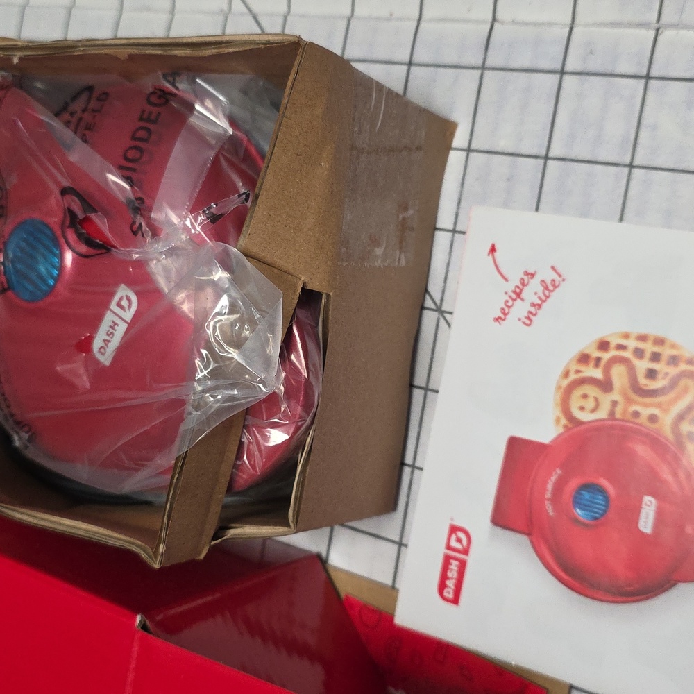 Compact Red Waffle Maker, Mini Gingerbread Man Maker, Dash, NIB - Picture 5 of 11
